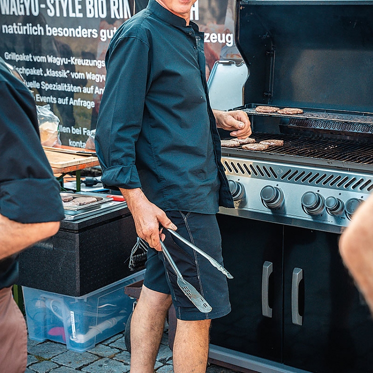 Josef Hader präsentiert sein Rindleisch von Wagyu-Kreuzungen bei Grill-Events auf dem eigenen Hof.