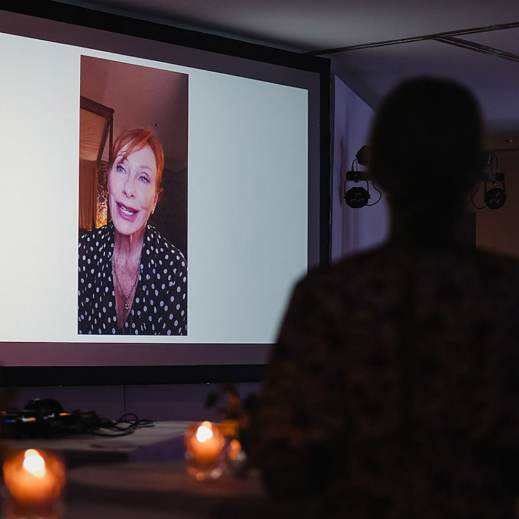 Stiftungsbotschafterin Andrea Sawatzki war zugeschaltet.