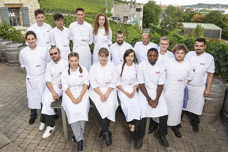 Die 13 Azubis von Sternekoch Bernhard Reiser sind gespannt, wie ihr Können von den Gästen honoriert wird. Foto: REISERS / Stefan Bausewein