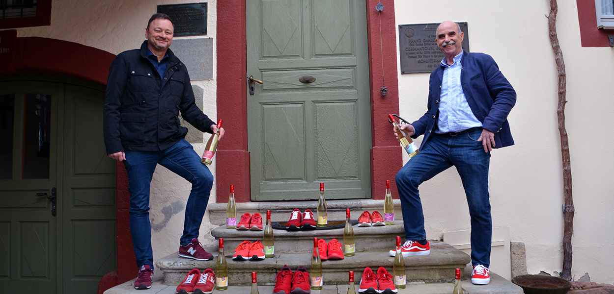 Die Staffelübergabe von Artur Steinmann (r.) an Gerald Baldauf (l.) erfolgte im kleinsten Kreis. In normalen Zeiten hätten in allen Schuhen selbstverständlich Frank & Frei Winzer und Winzerinnen gesteckt. Foto: Frank & Frei