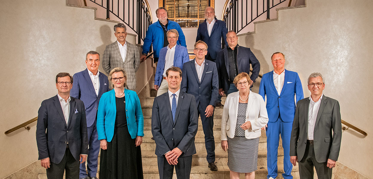 Das DEHOGA-Präsidium auf einen Blick: Guido Zöllick (3.v.l.), Gerald Kink, Angela Inselkammer, Dr. Monika Gommolla, Detlef Pauls (1. Reihe v.l.), Fritz Engelhardt, Detlef Schröder, Dieter Wäschle (2. Reihe v.l.), Otto Lindner, Stephan von Bülow, Knut Walsleben (3. Reihe v.l.) sowie Marco Nussbaum und Haakon Herbst (4. Reihe v.l.). Foto: DEHOGA/Svea Pietschmann